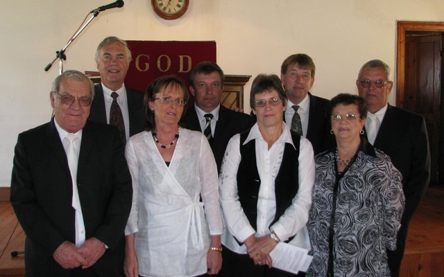 Sowat 6 jaar gelede se Bâ€™Bos NG Kerkraad, met voor vlnr Manie Groenewald, Esme de Wet, Aletta Groenewald en Adrie van Dyk. Agter vlnr is dr Boet Schoeman, Jaco Uys, dr Bobo van Zyl en NeÃ«l Groenewald.